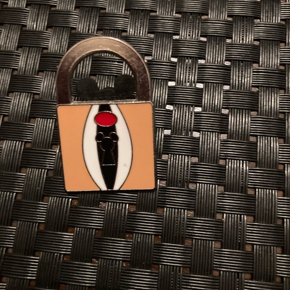 Disney Pin Dale Lock - Picture 1 of 2